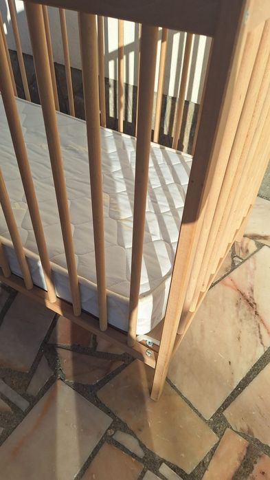 Berço e colchão ikea