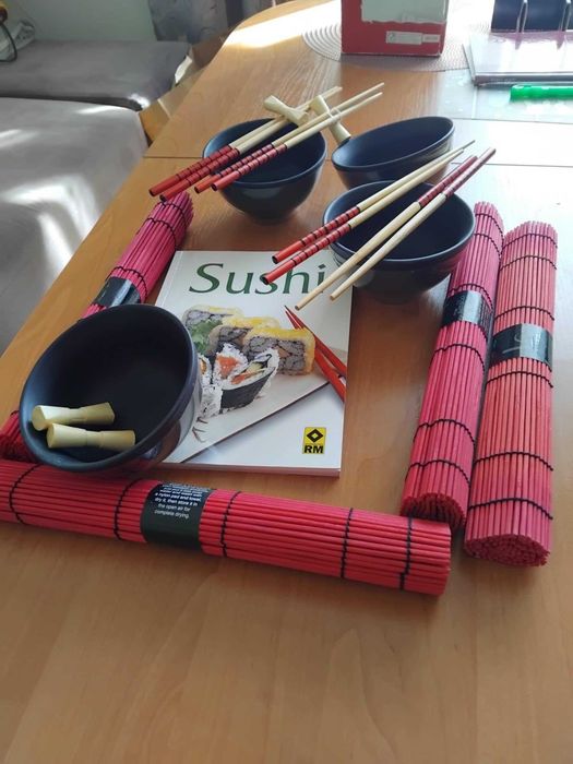 Zestaw do wykonania sushi.