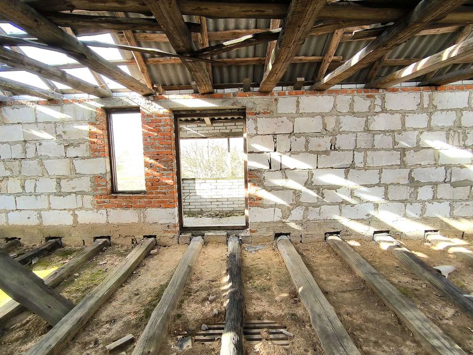 Недорого!Недобудований будинок та 15сот.в Макарові.Підведено газ.