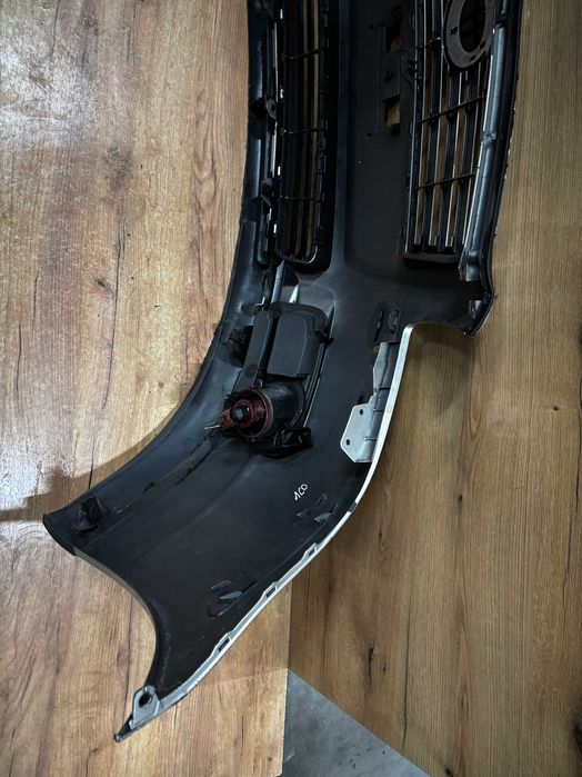 Zderzak przedni Toyota Avensis T25 kolor 1c0