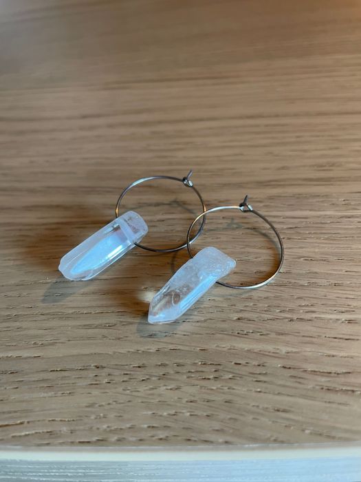 Brincos/argolas com pedra de quartzo