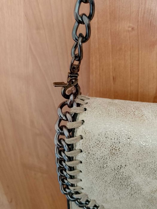 Torebka damska listonoszka imitacja zamszu z metalowym łańcuszkiem.