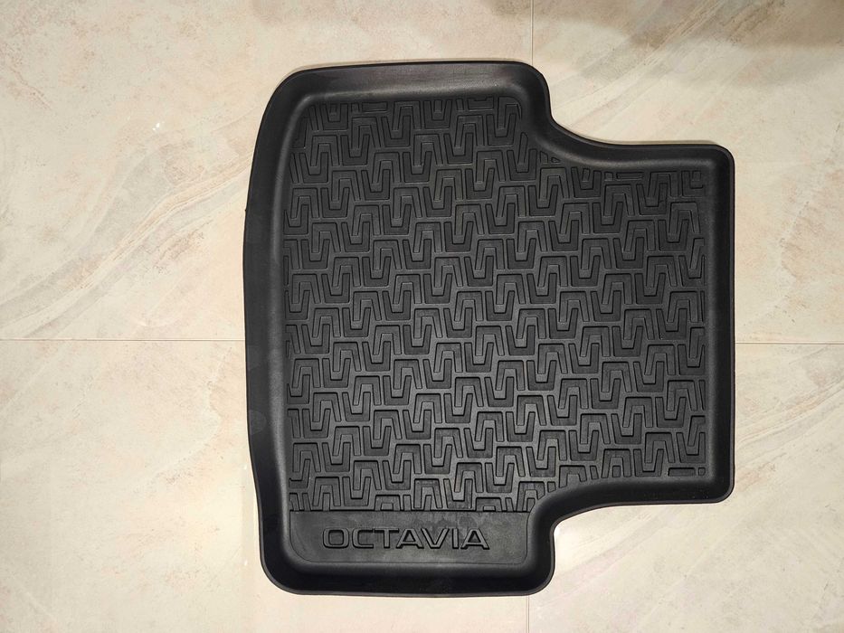 Sprzedam dywaniki ORYGINALNE gumowe SKODA OCTAVIA III