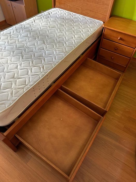 Cama de solteiro em pinho - tudo incluído