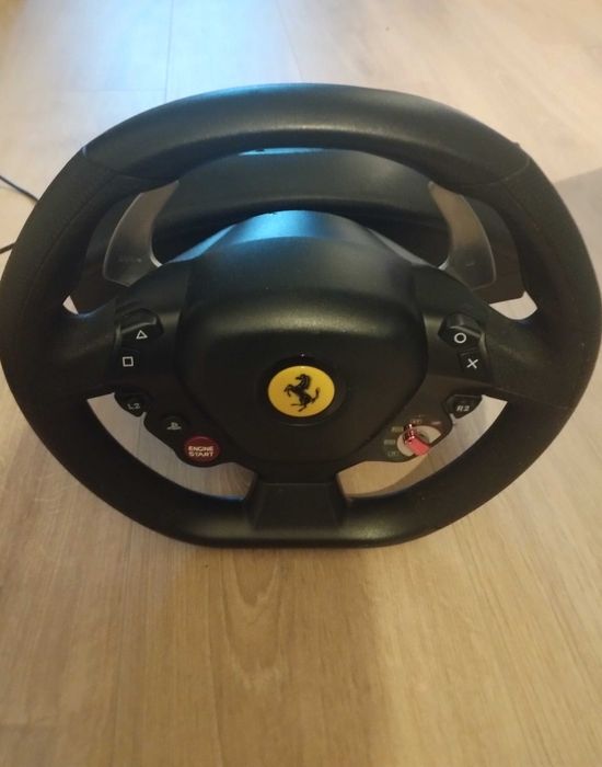 Kierownica Ferrari i panel z pedałami do gier