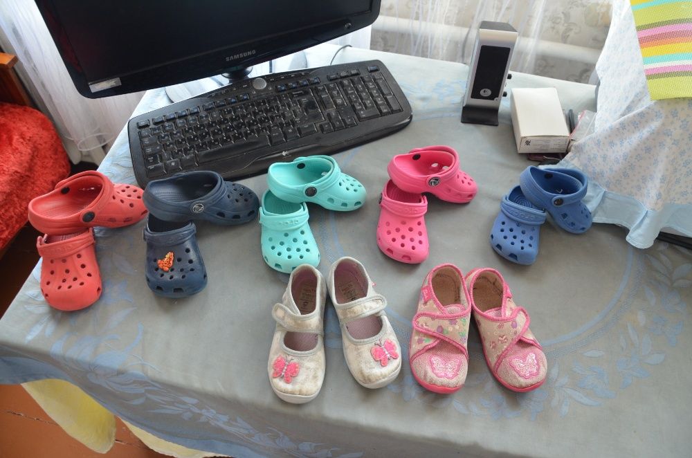 дитячі крокси і тапочки в садочок для дівчинки