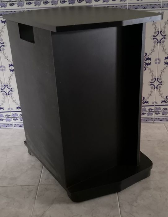 Móvel para TV com rodas