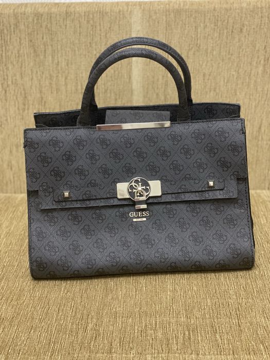 Сумка фирмы GUESS