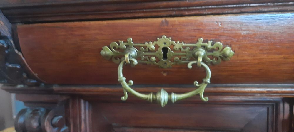 Старинный антикварный резной шкаф