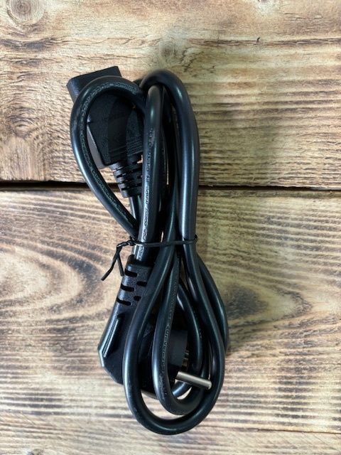 Кабелі живлення.