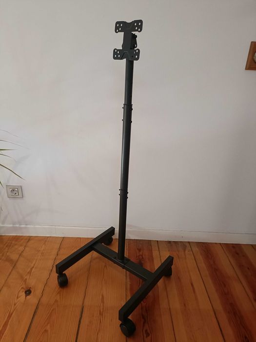 TV stand on wheels / Suporte para TV com Rodas