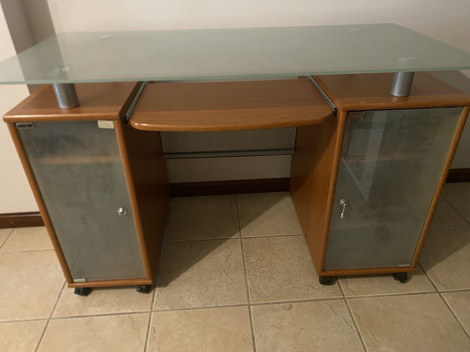 Secretaria para estudante com tampo em vidro fosco.