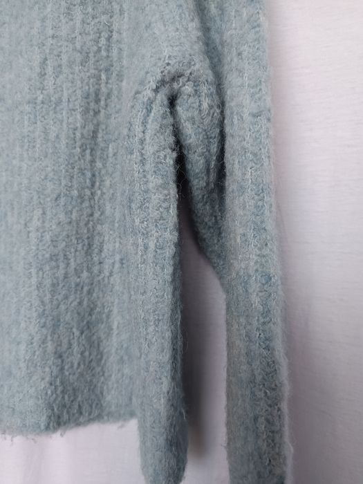 Sweter z ozdobnymi guzikami