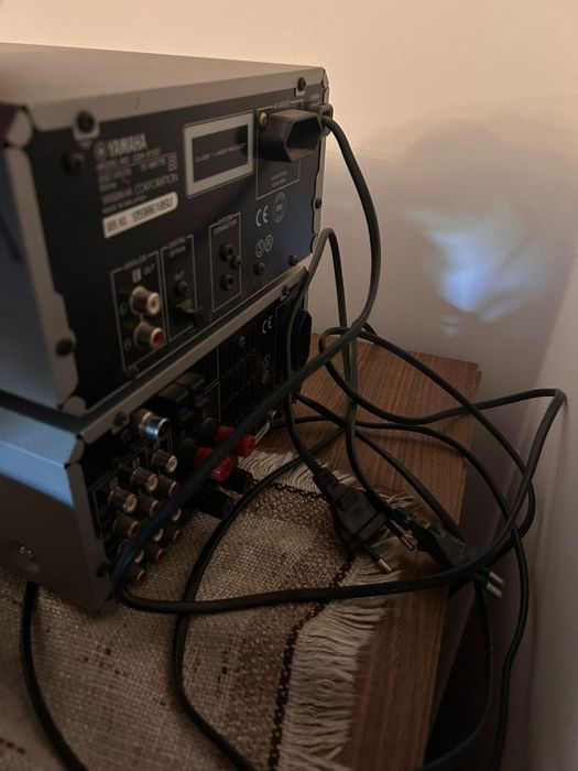 system audio firmy Yamaha, składający się z odtwarzacza płyt kompaktow