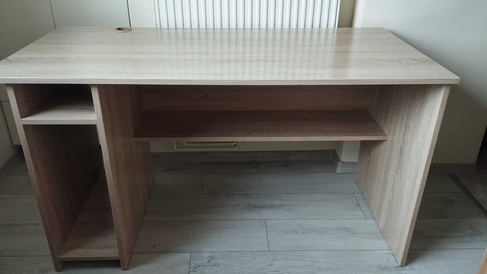 Biurko duże z miejscem na komputer