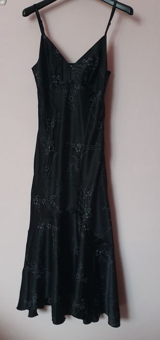 Czarna satynowa sukienka