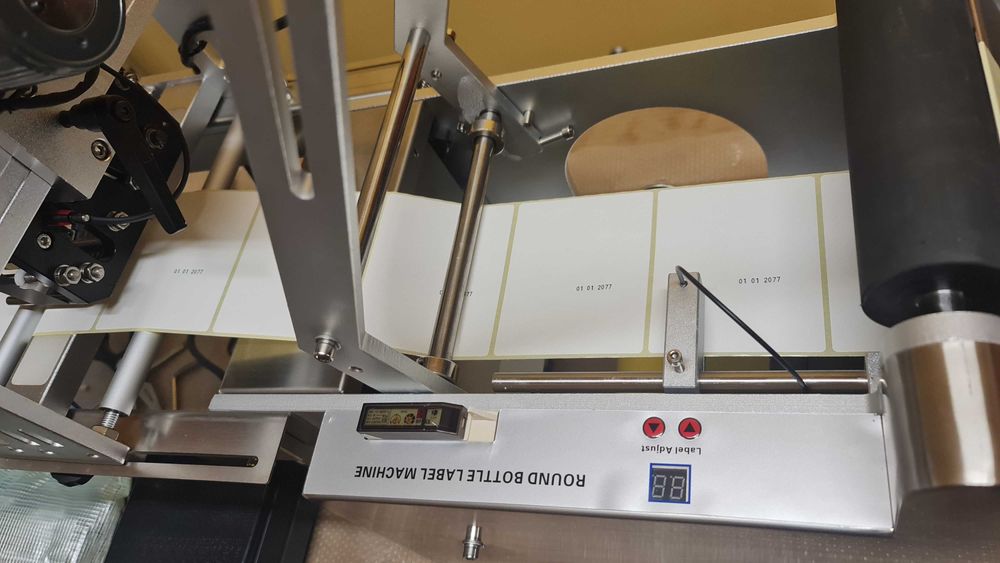 Etykieciarka półautomatyczna do butelek, słoików, puszek DATOWNIK