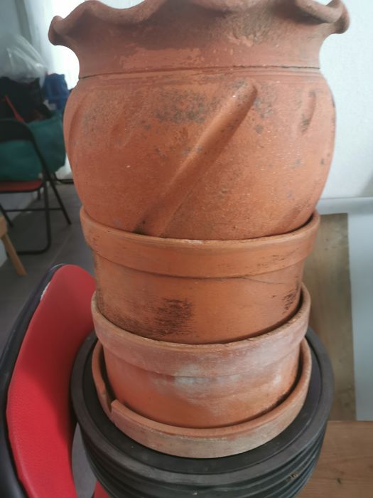 Vasos de plástico e de barro.