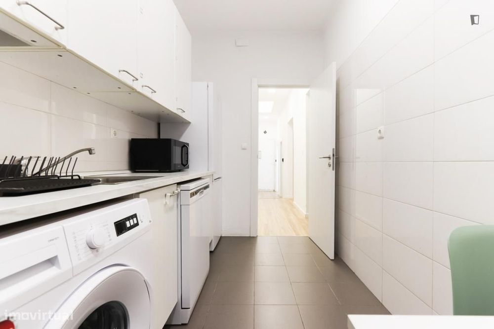 Quarto - localizado em Penha Lisbon