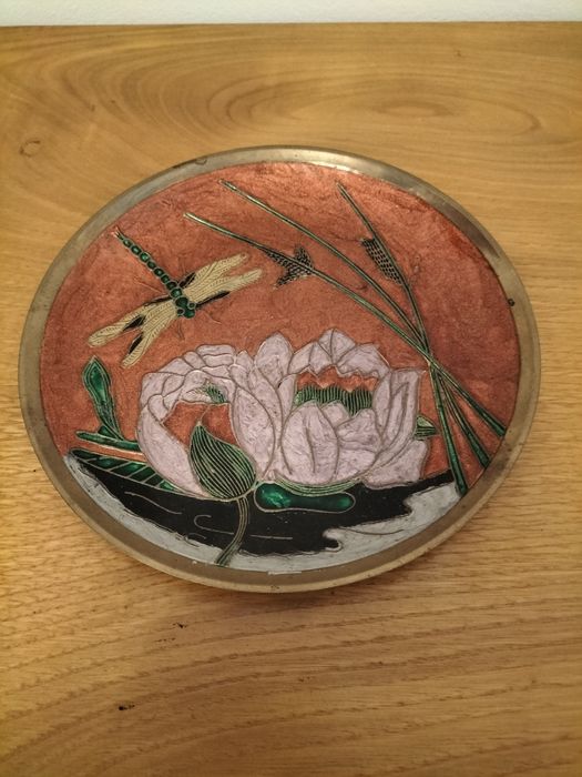 Conjunto de centro de mesa e prato de parede.