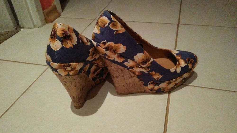 Buty na koturnie