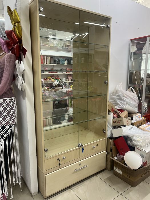 СРОЧНО! ЦІНА ДОГОВОРНА!Продам вітрини, стіл, стойку-краб, виносна реклама.