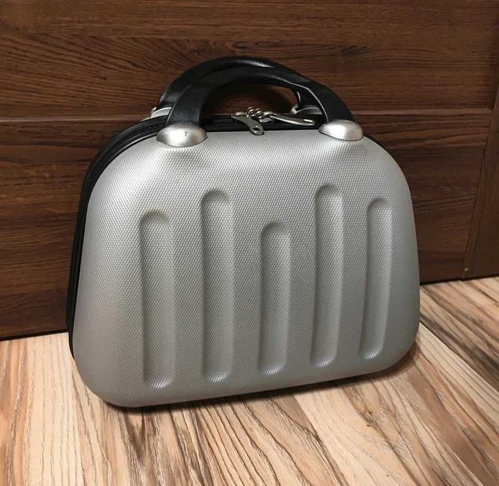 Szary srebrny kuferek podręczny bagaż torba podróżna na kosmetyki