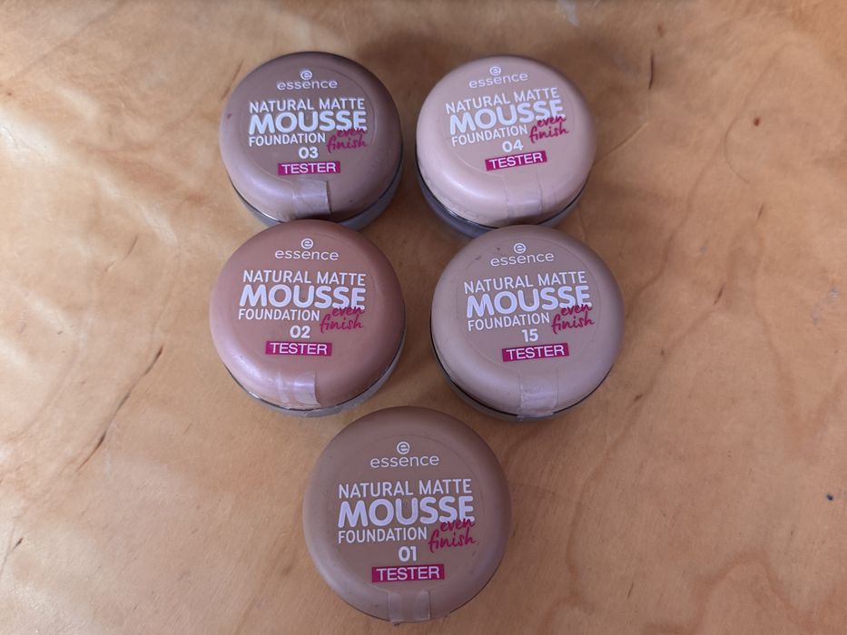 Komplet 5 szt. Essence Natural Matte Mousse Foundation 01, 02, 03, 04, 15