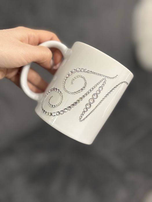 Ręcznie zdobiony kubek z inicjałem "H,N" – Prezent