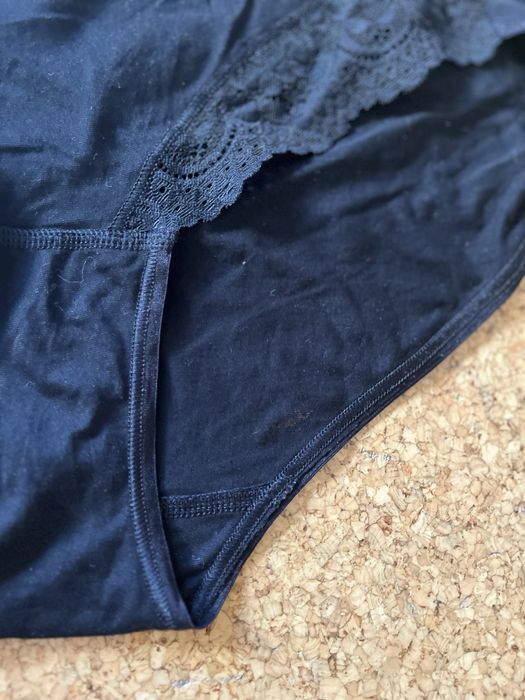 Cueca Sloggi preta com renda L