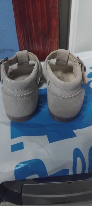 Nr,sandálias creme brilhantes