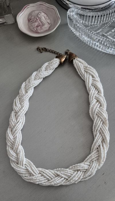 Naszyjnik biały pleciony