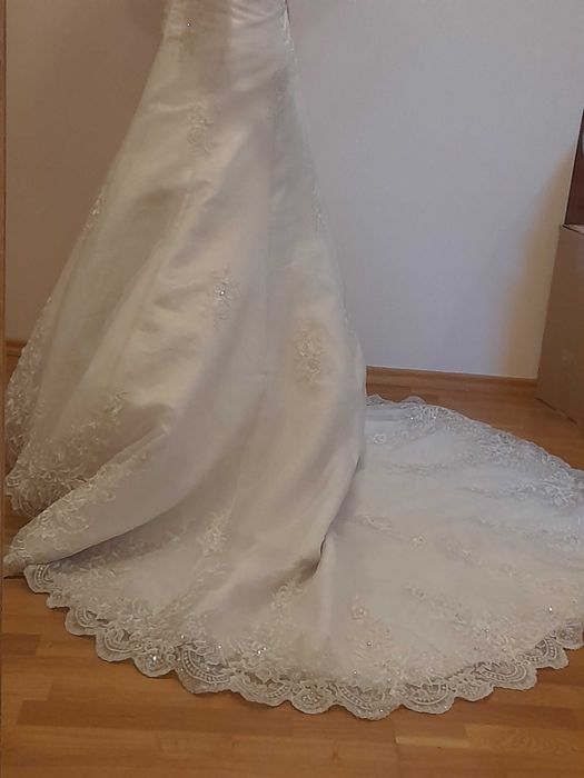 Piękna biała suknia ślubna z trenem rozm. XS + gratisy