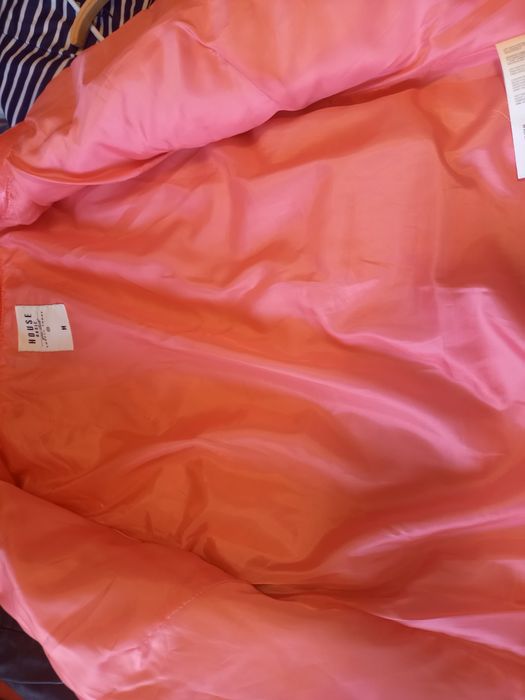 Pikowana różowa kurtka House w rozmiarze M