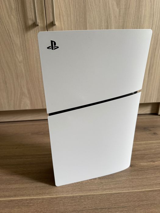 PlayStation 5 Digital Edition 825 GB — без дисковода.
