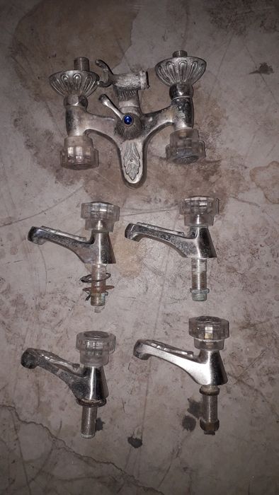 Torneiras e toalheiros etc