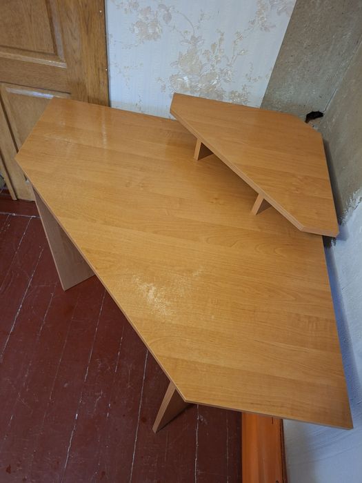 Комп'ютерний стіл