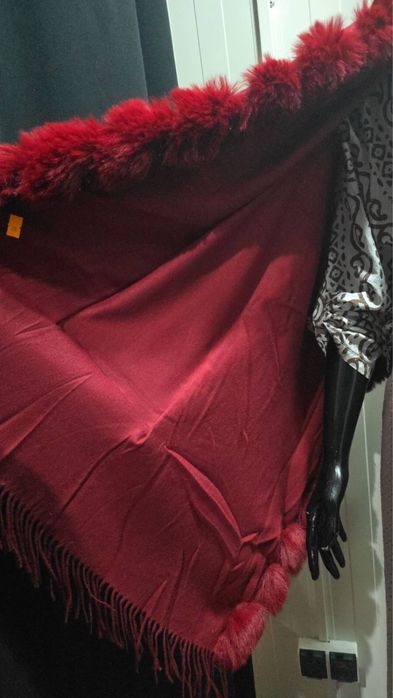 Piękny bordowy szal z kieszeniami