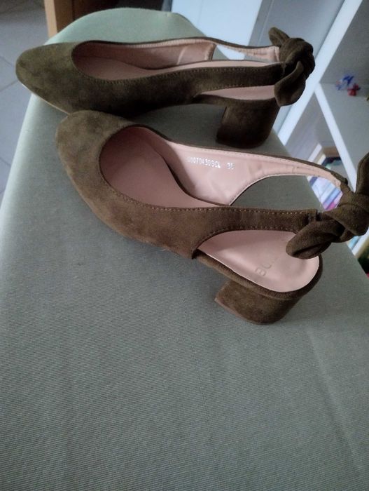 Sapatos novos camurça e 1 pele