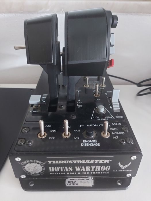 Hotas Warthog com pedais thrustmaster