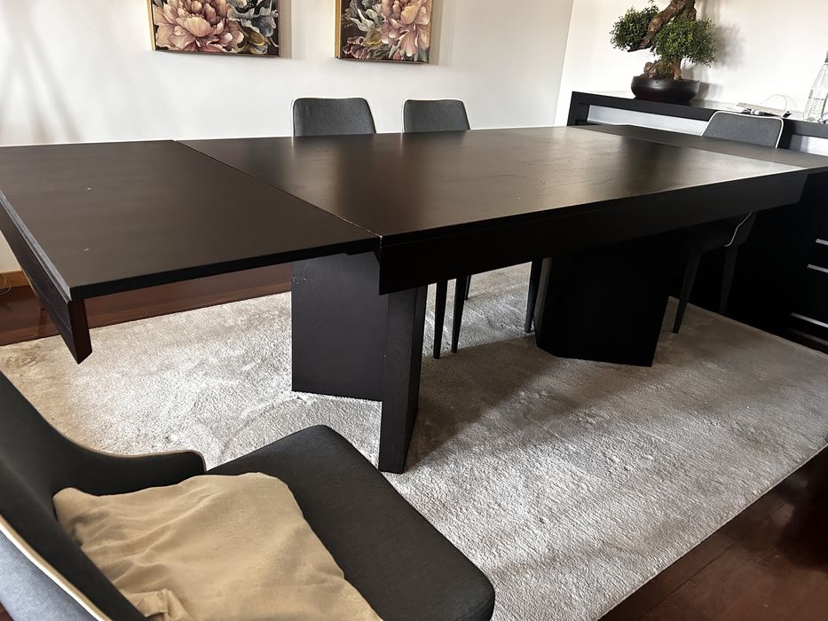 Mesa de jantar com marcas de uso