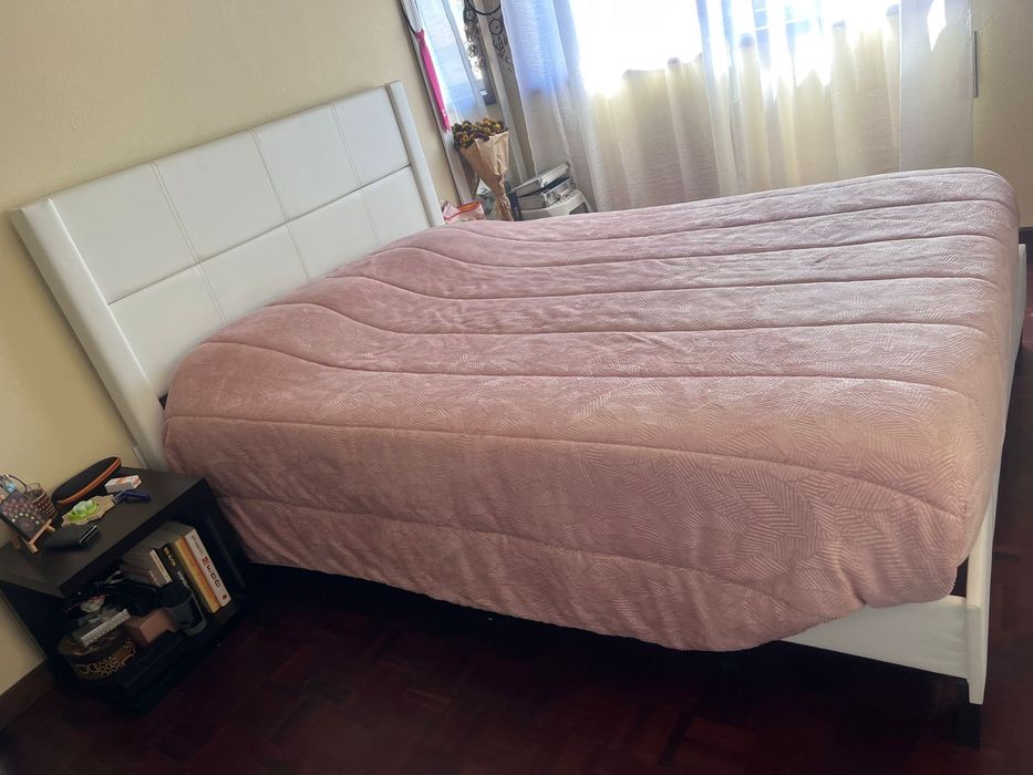 Cama com estrado e colchão em ótimo estado de conservação