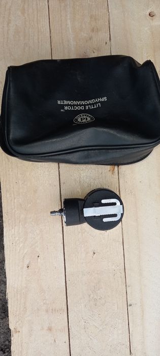 Продам манометр з чохлом.