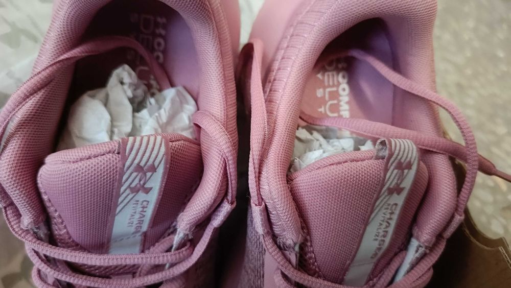 Buty damskie wiosna różowe . Firma" Under Armour""