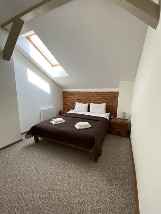 Готель « Ровер» власна парковка , ближній центр, сніданки.