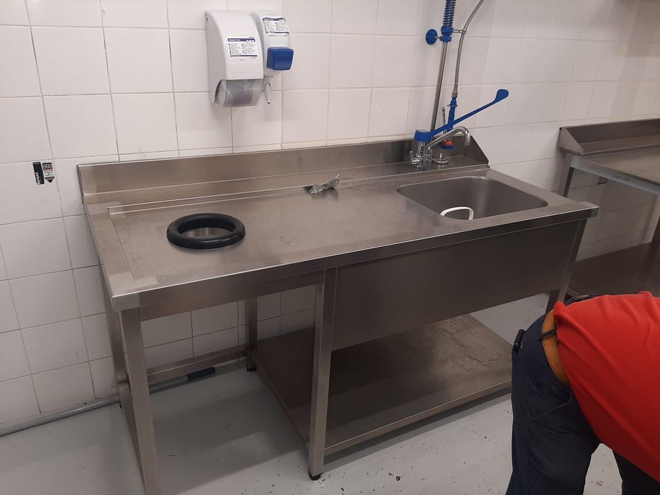 Bancada de apoio com batetor de restos