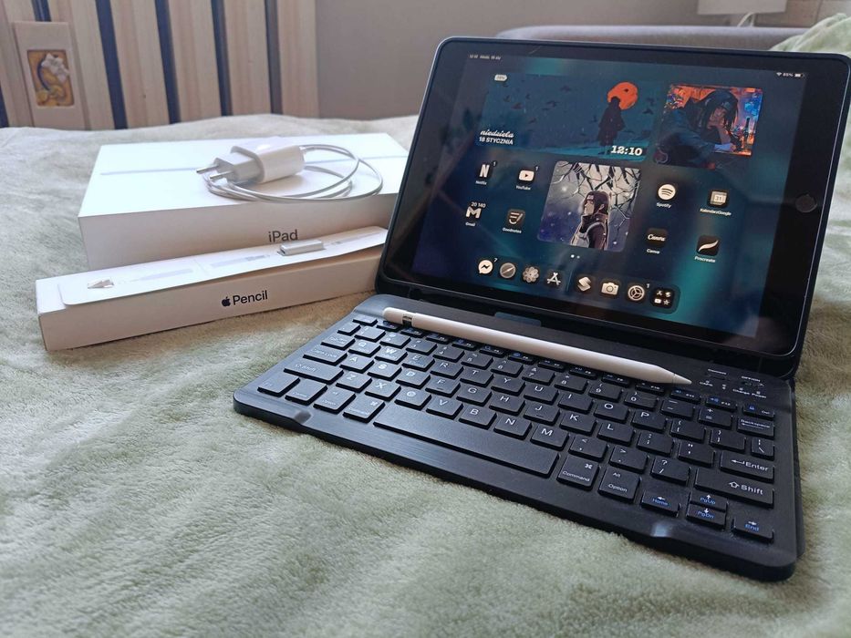 Apple iPad 2021 10,2 w ochronnym etui z klawiaturą i rysikiem Apple