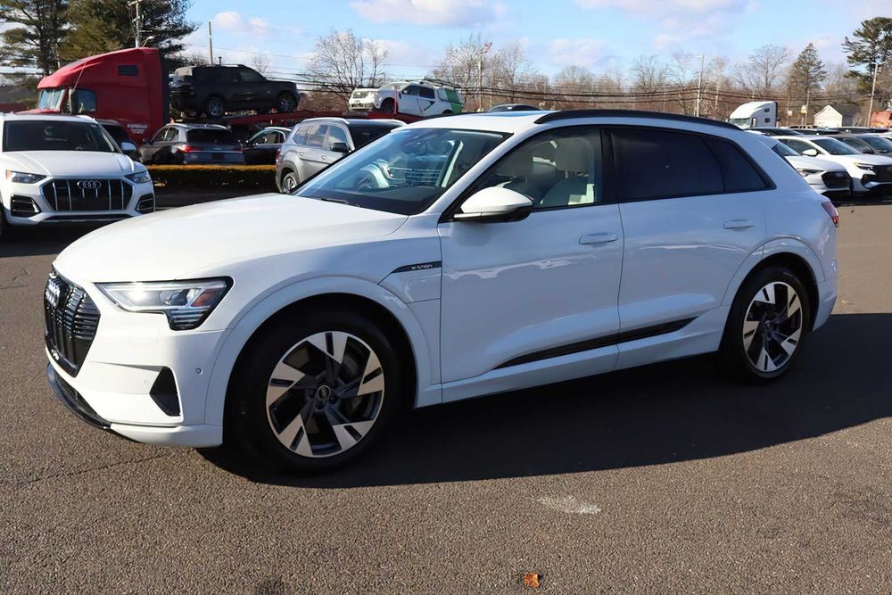 Audi e-tron      2022