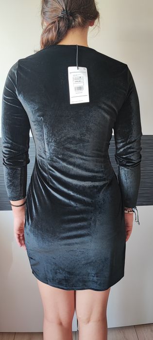 Czarna sukienka welurowa