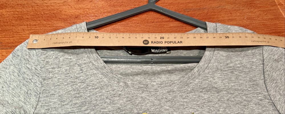 T shirt cinzenta com bonecas